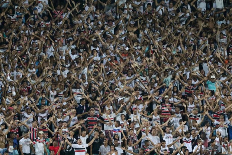 SANTA CRUZ-PE. TORCIDA. AÇÃO SOCIAL.
