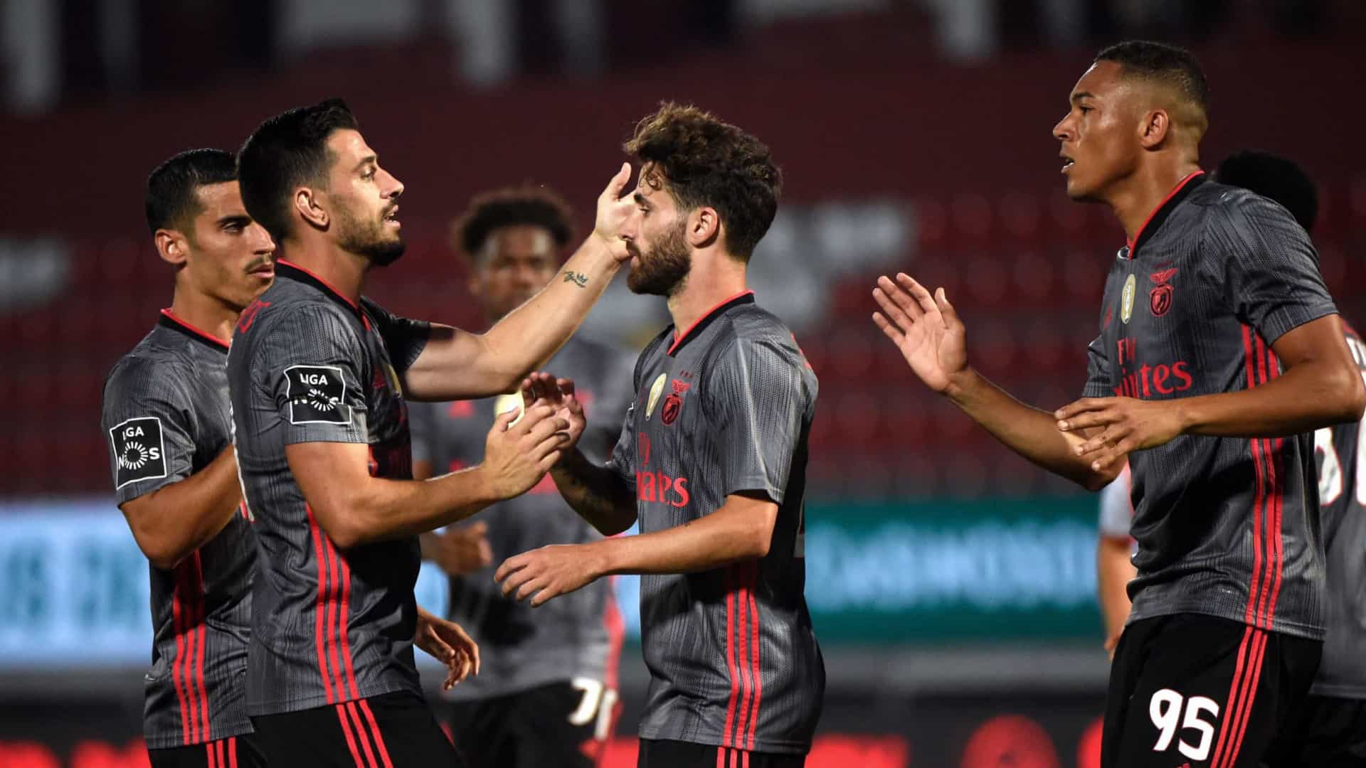 CAMPEONATO PORTUGUÊS. PRIMEIRA FASE. TRIGÉSIMA TERCEIRA RODADA. BENFICA. PORTUGAL. DESPORTIVO DAS AVES. PORTUGAL.