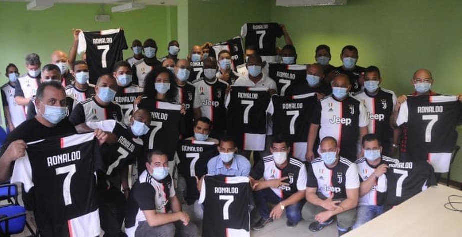 CRISTIANO RONALDO. DOAÇÃO. MÉDICOS CUBANOS.
