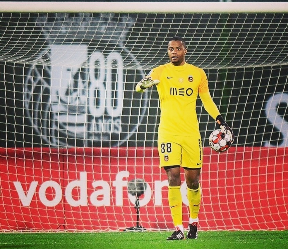 PAULO VITOR. GOLEIRO. CARLOS CARVALHAL.