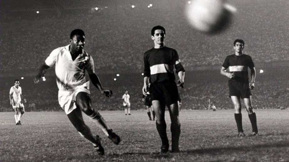 PELÉ. LA BOMBONERA. BOCA JUNIORS. ARGENTINA.