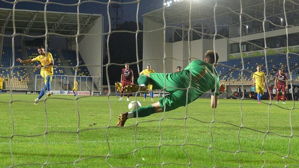 CAMPEONATO ROMENO. FUTEBOL NA ROMÊNIA. RAPID. PETROL.