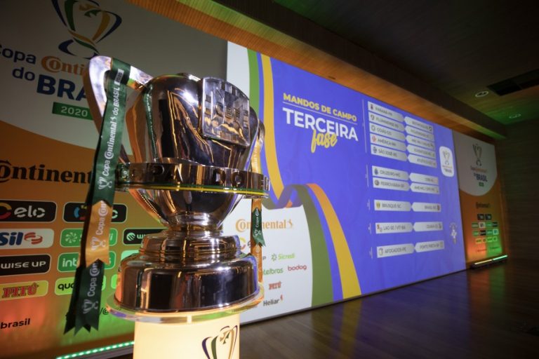 COPA DO BRASIL DE 2020. SORTEIO DA QUINTA FASE. OITAVAS DE FINAL. PALMEIRAS-SP. SÃO PAULO-SP. SANTOS-SP. CORINTHIANS-SP. FLAMENGO-RJ. ATHLETICO-PR. GRÊMIO-RS. INTERNACIONAL-RS. FORTALEZA-CE. CUIABÁ-MT. RED BULL BRAGANTINO-SP. BOTAFOGO-RJ. CEARÁ-CE. AMÉRICA-MG. JUVENTUDE-RS. ATLÉTICO-GO.OU.FLUMINENSE-RJ.