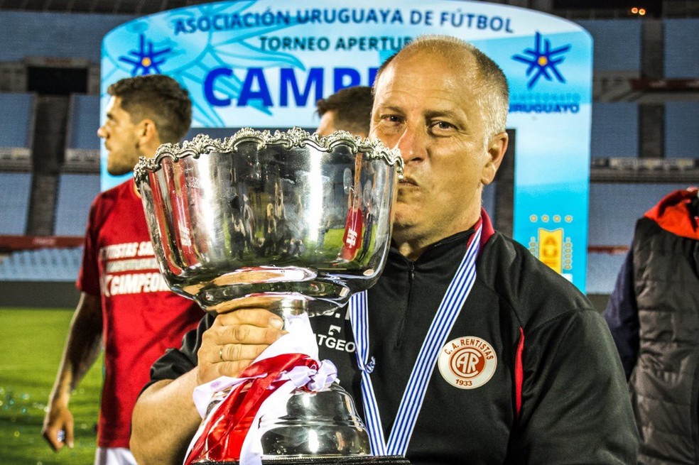 FUTEBOL URUGUAIO. TORNEIO APERTURA. RENTISTAS. ALEJANDRO CAPUCCIO. TABELIÃO. TÉCNICO.