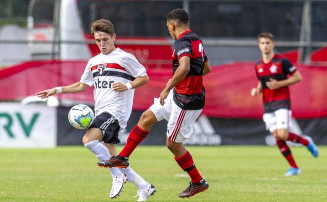 CAMPEONATO BRASILEIRO DE FUTEBOL SUB-17 DE 2020. PRIMEIRA FASE. SÉTIMA RODADA. GRUPO A. BAHIA-BA. BOTAFOGO-RJ. GRÊMIO-RS. VASCO-RJ. AMÉRICA-MG. SPORT-PE. GRUPO B. CRUZEIRO-MG. VITÓRIA-BA. FLAMENGO-RJ. SÃO PAULO-SP. CEARÁ-CE. GOIÁS-GO. SANTOS-SP. FLUMINENSE-RJ. INTERNACIONAL-RS. ATHLETICO-PR.