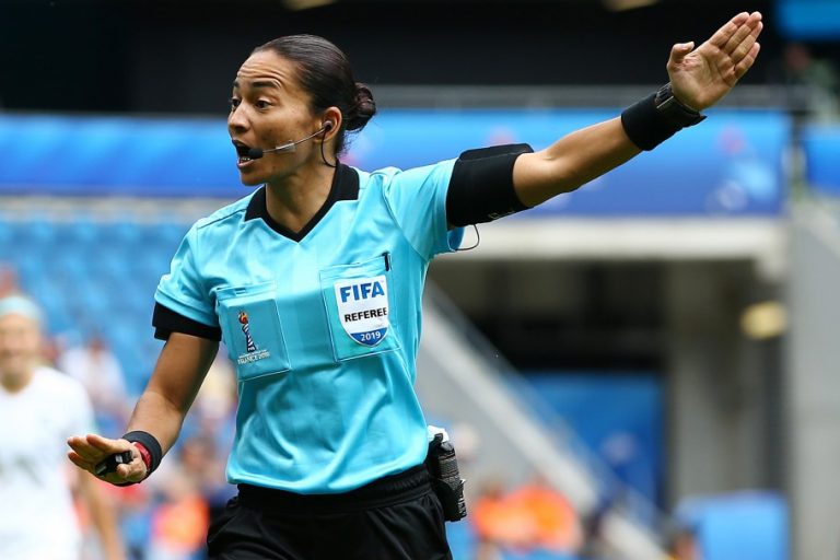 ARBITRAGEM BRASILEIRA. EDINA ALVES. NEUZA BACH.
