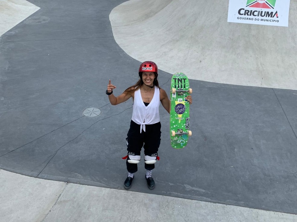 DORA VARELLA. CAMPEÃ. STU SKATE. CRICIÚMA-SC.