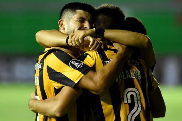TAÇA LIBERTADORES DA AMÉRICA DE 2021. PRIMEIRA FASE. JOGOS DE IDA. PRIMEIRA PARTIDA. UNIVERSIDAD CÉSAR VALLEJO. PERU. CARACAS. VENEZUELA. ROYAL PARI. BOLÍVIA. GUARANÍ. PARAGUAI.