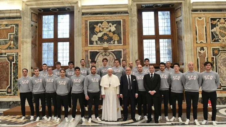 PAPA FRANCISCO. EQUIPE DE POLO AQUÁTICO. GÊNOA.