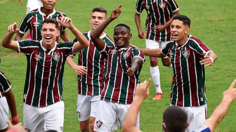 CAMPEONATO BRASILEIRO DE FUTEBOL SUB-17 D E2021. PRIMEIRA FASE. PRIMEIRA RODADA. GRUPO A. CEARÁ-CE. ATLÉTICO-GO. BAHIA-BA. GRÊMIO-RS. AMÉRICA-MG. BOTAFOGO-RJ. GRUPO B. FLUMINENSE-RJ. FORTALEZA-CE. SPORT-PE. CHAPECOENSE-SC. VASCO-RJ. ATLÉTICO-MG. ATHLETICO-PR. SANTOS-SP.