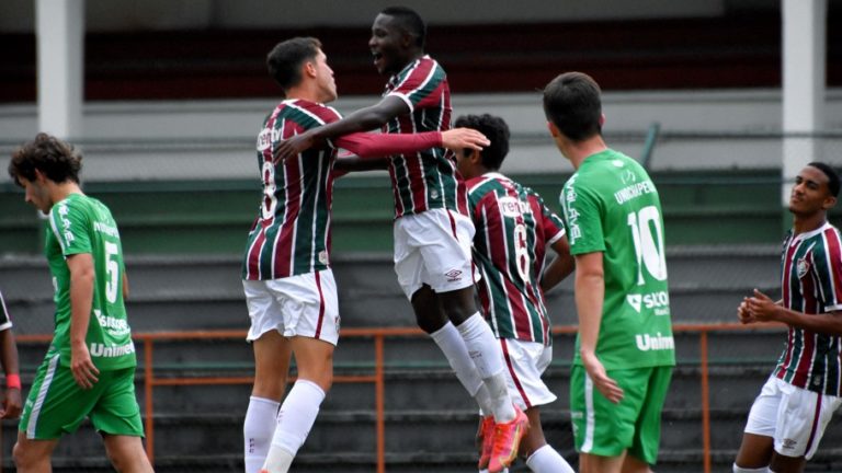 CAMPEONATO BRASILEIRO DE FUTEBOL SUB-17 DE 2021. PRIMEIRA FASE. OITAVA RODADA. GRUPO A. AMÉRICA-MG. ATLÉTICO-GO. SÃO PAULO-SP. CEARÁ-CE. BOTAFOGO-RJ. BAHIA-BA. PALMEIRAS-SP. GRÊMIO-RS. CRUZEIRO-MG. FLAMENGO-RJ. GRUPO B. SPORT-PE. INTERNACIONAL-RS. FLUMINENSE-RJ. CHAPECOENSE-SC. VASCO-RJ. FORTALEZA-CE. SANTOS-SP. CORINTHIANS-SP.