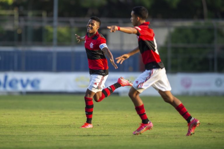 CAMPEONATO BRASILEIRO DE FUTEBOL SUB-17 DE 2021. PRIMEIRA FASE. SEXTA RODADA. GRUPO A. BAHIA-BA. CEARÁ-CE. SÃO PAULO-SP. GRÊMIO-RS. CRUZEIRO-MG. PALMEIRAS-SP. FLAMENGO-RJ. AMÉRICA-MG. BOTAFOGO-RJ. ATLÉTICO-GO. GRUPO B. VASCO-RJ. SPORT-PE. SANTOS-SP. FLUMINENSE-RJ. CORINTHIANS-SP. ATHLETICO-PR. INTERNACIONAL-RS. ATLÉTICO-MG.
