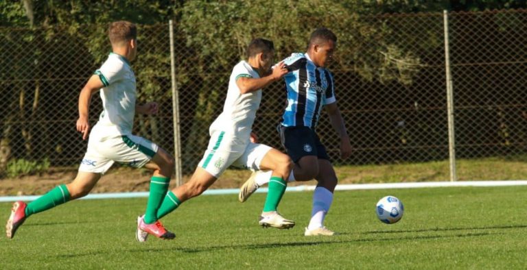 CAMPEONATO BRASILEIRO DE FUTEBOL SUB-17 DE 2021. PRIMEIRA FASE. NONA RODADA. GRUPO A. GRÊMIO-RS. SEXTO COLOCADO. ELIMINADO. 10 PONTOS. -3 GOLS DE SALDO. AMÉRICA-MG. ELIMINADO. SÉTIMO COLOCADO. 10 PONTOS. -12 GOLS DE SALDO.