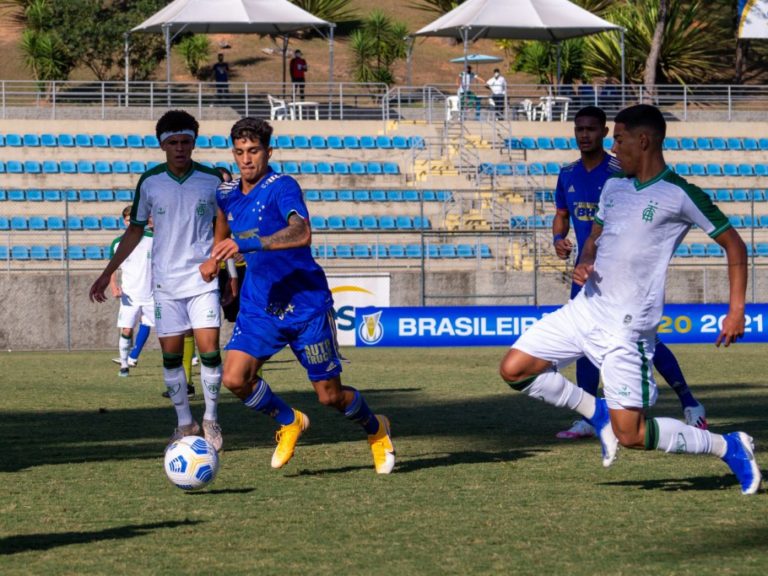 CAMPEONATO BRASILEIRO DE FUTEBOL SUB-20 DE 2021. PRIMEIRA FASE. TERCEIRA RODADA. SÃO PAULO-SP. SPORT-PE. GRÊMO-RS. FORTALEZA-CE. AMÉRICA-MG. CRUZEIRO-MG. BOTAFOGO-RJ. CHAPECOENSE-SC. ATLÉTICO-GO. FLAMENGO-RJ. CORINTHIANS-SP. ATLÉTICO-MG. BAHIA-BA. ATHLETICO-PR.