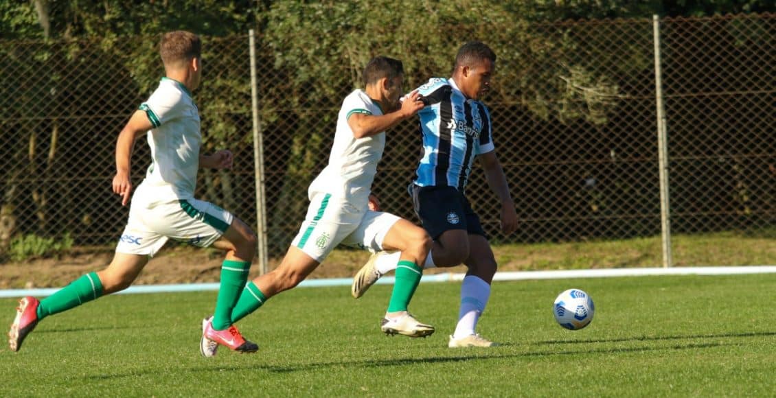 CAMPEONATO BRASILEIRO DE FUTEBOL SUB-17 DE 2021. PRIMEIRA FASE. NONA RODADA. GRUPO A. GRÊMIO-RS. SEXTO COLOCADO. ELIMINADO. 10 PONTOS. -3 GOLS DE SALDO. AMÉRICA-MG. ELIMINADO. SÉTIMO COLOCADO. 10 PONTOS. -12 GOLS DE SALDO.