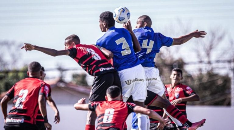 CAMPEONATO BRASILEIRO DE FUTEBOL SUB-17 DE 2021. PRIMEIRA FASE. NONA RODADA. GRUPO A. CRUZEIRO-MG. QUARTO COLOCADO. 15 PONTOS. CLASSIFICADO. ATLÉTICO-0GO. ELIMINADO. OITAVO COLOCADO. 8 PONTOS.