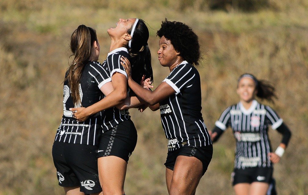 CAMPEONATO BRASILEIRO DE FUTEBOL FEMININO SUB-18 DE 2021. PRIMEIRA FASE. SEXTA RODADA. GRUPO D. SANTOS-SP. PRIEMIROC OLOCADO. CLASSIFICADO. 16 PONTOS. ATLÉTICO-MG. 9 PONTOS. SEGUNDO LUGAR. ELIMINADO. CEARÁ-CE. TERCEIRO LUGAR. ELIMINADO. 6 PONTOS. AUDAX-SP. QUARTO LUGAR. ELIMINADO. 1 PONTO. GRUPO E. FERROVIÁRIA-SP. PRIMEIRO COLOCADO. 15 PONTOS. 5 VITÓRIAS. 24 GOLS DE SALDO. CLASSIFICADA. CHAPECOENSE-SC. SEGUNDO LUGAR. CLASSIFICADO.15 PONTOS. 5 VITÓRIAS. 10 GOLS DE SALDO. ATLÉTICO-GO. TERCEIRO LUGAR. 4 PONTOS. ELIMINADO.JUVENTUDE-RS. 1 PONTO. QUARTO LUGAR. ELIMINADO. GRUPO F. CORINTHIANS-SP. PRIMEIRO COLOCADO. 12 PONTOS. CLASSIFICADO. BAHIA-BA. SEGUNDO COLOCADO. 10 PONTOS. ELIMINADO. FORTALEZA-CE. TERCEIRO COLOCADO. 8 PONTOS. ELIMINADO. AVAÍ/KINDERMANN-SC. QUARTO COLOCADO. 3 PONTOS. ELIMINADO.