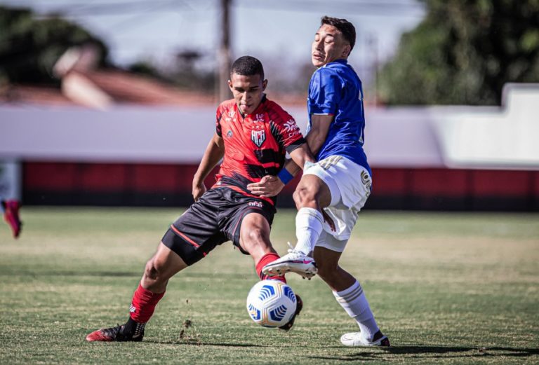 CAMPEONATO BRASILEIRO DE FUTEBOL SUB-17 DE 2021. PRIMEIRA FASE. NONA RODADA. GRUPO A. FLAMENGO-RJ. PRIMEIRO LUGAR. 24 PONTOS. CLASSIFICADO. PALMEIRAS-SP. SEGUNDO LUGAR. 22 PONTOS. CLASSIFICADO. SÃO PAULO-SP. TERCEIRO LUGAR. 17 PONTOS. CLASSIFICADO. CRUZEIRO-MG. QUARTO LUGAR. 15 PONTOS. CLASSIFICADO. BAHIA-BA. QUINTO LUGAR. 15 PONTOS.ELIMINADO. GRÊMIO-RS. 10 PONTOS. SEXTO LUGAR. -3 GOLS DE SALDO. ELIMINADO. AMÉRICA-MG. SÉTIMO LUGAR. 10 PONTOS. -12 GOLS DE SALDO. ELIMINADO. ATLÉTICO-GO. OITAVO LUGAR. 8 PONTOS. EIMINADO.BOTAFOGO-RJ. 7 PONTOS. NONO LUGAR. ELIMINADO. CEARÁ-CE. DÉCIMO LUGAR. 3 PONTOS. ELIMINADO. GRUPO B. ATHLETICO-PR. PRIMEIRO LUGAR. CLASSIFICADO. 21 PONTOS. FLUMINENSE-RJ. SEGUNDO LUGAR. 20 PONTOS. +13 GOLS DE SALDO. CLASSIFIVCADO. VASCO-RJ. TERCEIRO LUGAR. 20 PONTOS. +10 GOLS DE SALDO.CLASSIFICADO. ATLÉTICO-MG. QUARTO LUGAR. CLASSIFICADO. 16 PONTOS. CORINTHIANS-SP. QUINTO LUGAR. ELIMINADO. 14 PONTOS. SANTOS-SP. SEXTO LUGAR.. ELIMINADO. 12 PONTOS. INTERNACIONAL-RS. SÉTIMO LUGAR. 11 PONTOS. ELIMINADO. SPORT-PE. OITAVO LUGAR. 7 PONTOS. ELIMINADO. FORTALEZA-CE. NONO LUGAR. ELIMINADO. 6 PONTOS. CHAPECOENSE-SC. DÉCIMO LUGAR.ELIMINADO. 3 PONTOS. QUARTAS DE FINAL. JOGOS DE IDA E VOLTA. FLAMENGO-RJ. ATLÉTICO-MG. SÃO PAULO-SP. FLUMINENSE-RJ. VASCO-RJ. PALMEIRAS-SP. CRUZEIRO-MG. ATHLETICO-PR.