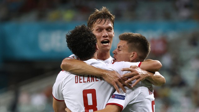 EUROCOPA DE 2020. 2021. QUARTAS DE FINAL. JOGO ÚNICO. PARTIDA ÚNICA. DINAMARCA. CLASSIFICADA. REPÚBLICA TCHECA. ELIMINADA. SEMIFINAL. JOGO ÚNICO. PARTIDA ÚNICA. LONDRES. WEMBLEY. INGLATERRA. DINAMARCA. CONTRA. INGLATERRA.OU. UCRÂNIA.