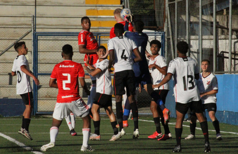 CAMPEONATO BRASILEIRO DE FUTEBOL SUB-17 DE 2021. PRIMEIRA FASE. GRUPO B. NONA RODADA. ATHLETICO-PR. PRIMEIRO COLOCADO. 21 PONTOS. CLASSIFICADO. INTERNACIONAL-RS. SÉTIMO COLOCADO. 11 PONTOS. ELIMINADO.