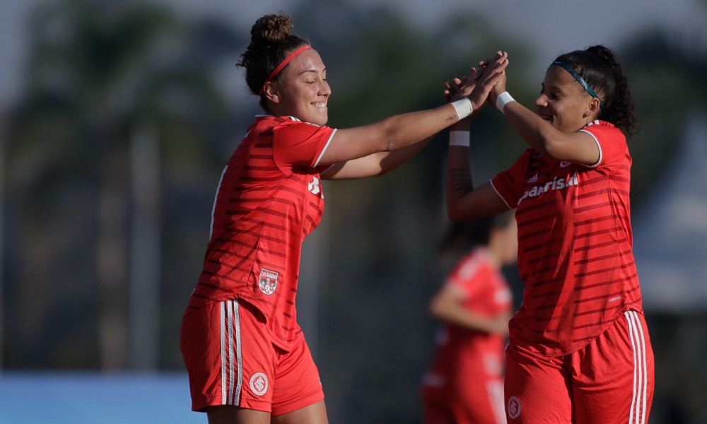 CAMPEONATO BRASILEIRO DE FUTEBOL FEMININO SUB-18 DE 2021. PRIMEIRA FASE. QUINTA RODADA. GRUPO A. FLUMINENSE-RJ. FLAMENGO-RJ. CUIABÁ-MT. MINAS BRASÍLIA-DF. GRUPO B. INTERNACIONAL-RS. ATHLETICO-PR. AMÉRICA-MG. SPORT-PE. GRUPO C. SÃO PAULO-SP. IRANDUBA-AM. VITÓRIA-BA. GRÊMIO-RS.