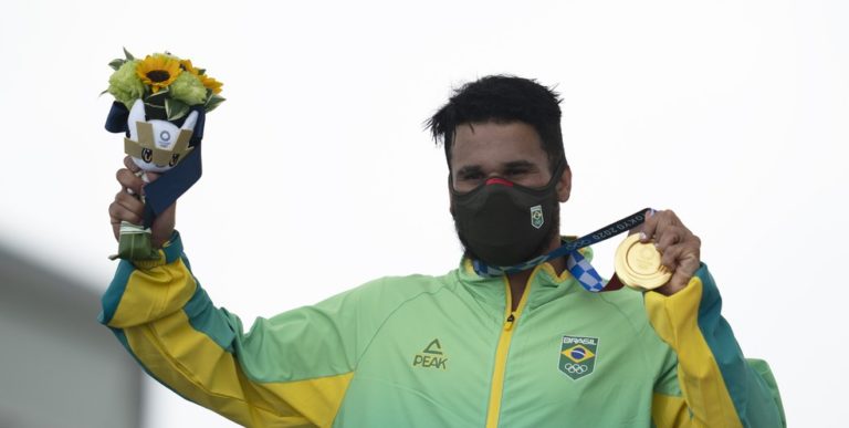 JOGOS OLÍMPICOS DE TÓQUIO EM 2020. 2021. SURF. FINAL. ÍTALO FERREIRA. MEDALHA DE OURO.