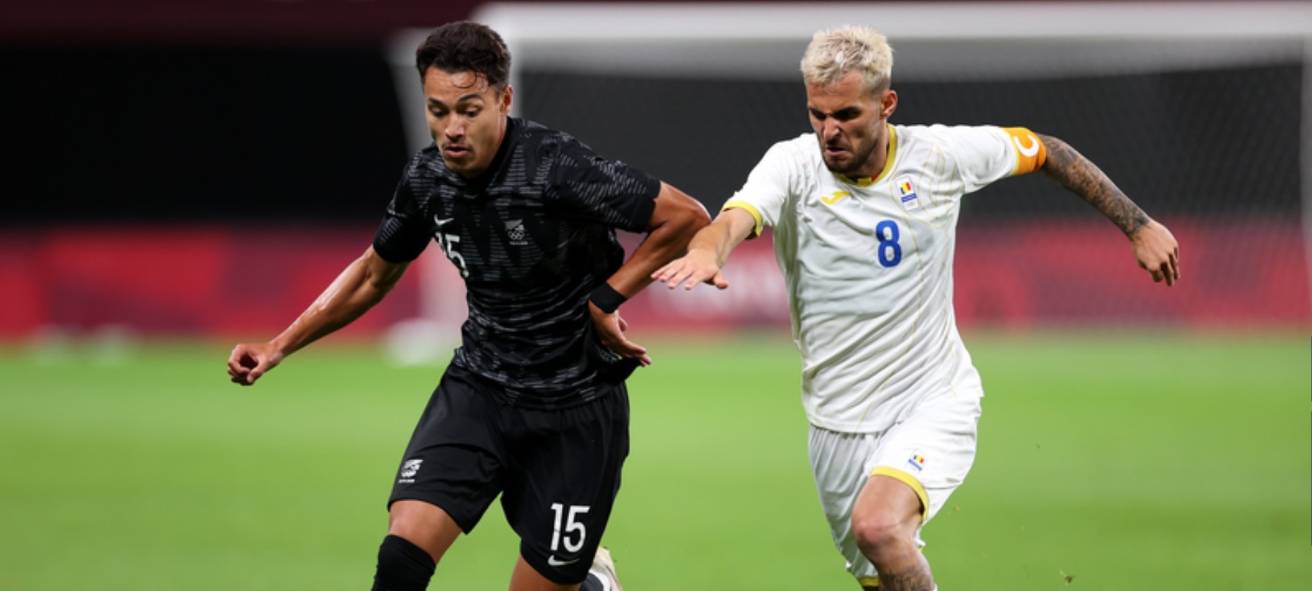 JOGOS OLÍMPICOS DE TÓQUIO DE 2020. 2021. PRIMEIRA FASE. TERCEIRA RODADA. GRUPO B. NOVA ZELÂNDIA. SEGUNDO LUGAR. CLASSIFICADO. 4 PONTOS. 0 GOL DE SALDO. ROMÊNIA. TERCEIRO LUGAR. ELIMINADO. 4 PONTOS. -3 GOLS DE SALDO.