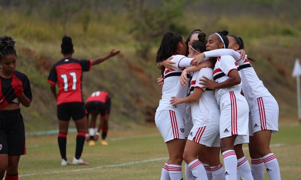 CAMPEONATO BRASILEIROD E FUTEBOL FEMININO SUB-18 D E2021. PRIMEIRA FASE. PRIEMIRA RODADA. GRUPO A. FLUMINENSE-RJ. FLAMENGO-RJ. MINAS BRASÍLIA-DF. CUIABÁ-MT. GRUPO B. INTERNACIONAL-RS. SPORT-PE. AMÉRICA-MG. ATHLETICO-PR. GRUPO 3. SÃO PAULO-SP. VITÓRIA-BA. GRÊMIO-RS. IRANDUBA-AM.