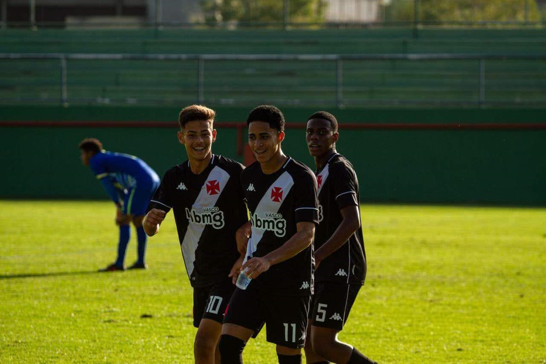 CAMPEONATO BRASILEIRO DE FUTEBOL SUB-17 DE 2021. PRIMEIRA FASE. NONA RODADA. VASCO-RJ. TERCEIRO LUGAR. CLASSIFICADO. 20 PONTOS. +10 GOLS DE SALDO. SANTOS-SP. ELIMINADO. SEXTO COLOCADO. ELIMINADO. 12 PONTOS.