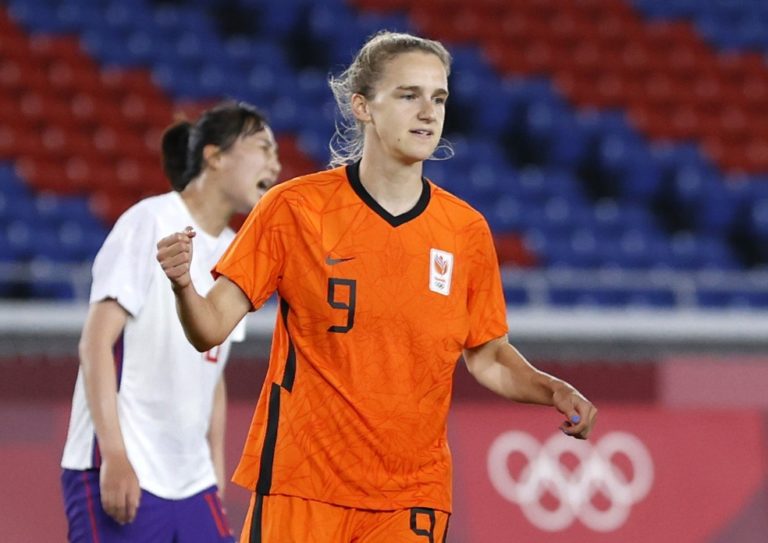 JOGOS OLÍMPICOS DE TÓQUIO DE 2020. 2021. PRIMEIRA FASE. TERCEIRA RODADA. GRUPO F. HOLANDA. CLASSIFICADA. PRIMEIRO LUGAR. 7 PONTOS. 13 GOLS DE SALDO. CHINA. 1 PONTO. QUARTO LUGAR. -11 GOLS DE SALDO. ELIMINADO.