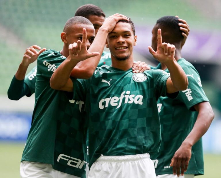 CAMPEONATO BRASILEIRO DE FUTEBOL SUB-20 DE 2021. PRIEMIRA FASE. DÉCIMA NONA RODADA. ATHLETICO-PR. FLAMENGO-RJ. CHAPECOENSE-SC. SÃO PAULO-SP. BOTAFOGO-RJ. CORINTHIANS-SP. SÃO PAULO-SP. FLUMINENSE-RJ. GRÊMIO-RS. SANTOS-SP. VASCO-RJ. AMÉRCA-MG. SPORT-PE. CRUZEIRO-MG. INTERNACIONAL-RS. PALMEIRAS-SP. CEARÁ-CE.