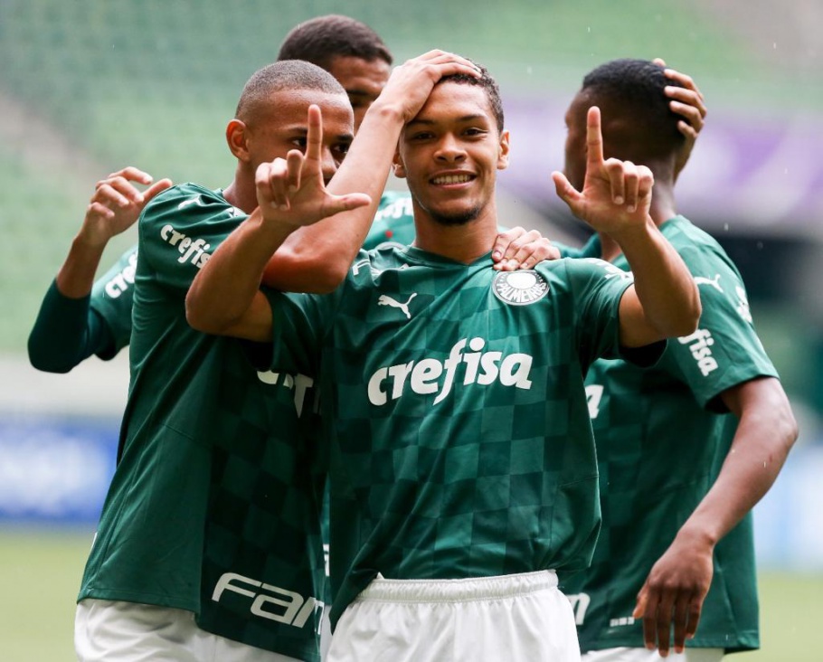 CAMPEONATO BRASILEIRO DE FUTEBOL SUB-20 DE 2021. PRIEMIRA FASE. DÉCIMA NONA RODADA. ATHLETICO-PR. FLAMENGO-RJ. CHAPECOENSE-SC. SÃO PAULO-SP. BOTAFOGO-RJ. CORINTHIANS-SP. SÃO PAULO-SP. FLUMINENSE-RJ. GRÊMIO-RS. SANTOS-SP. VASCO-RJ. AMÉRCA-MG. SPORT-PE. CRUZEIRO-MG. INTERNACIONAL-RS. PALMEIRAS-SP. CEARÁ-CE.