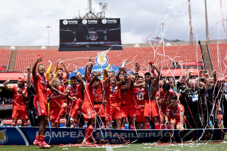 CAMPEONATO BRASILEIRO DE FUTEBOL SUB-20 DE 2021. FINAL. JOGO DE VOLTA. INTERNACIONAL-RS. CAMPEÃO. TRICAMPEÃO. 2006. 2013. 2021. SÃO PAULO-SP. VICE-CAMPEÃO.