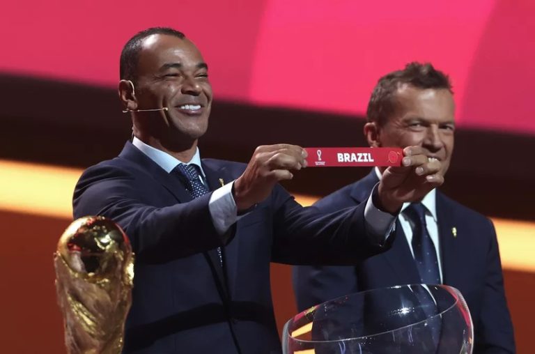 COPA DO MUNDO DE 2022. FASE DE GRUPOS. GRUPO A. CATAR. EQUADOR. SENEGAL. HOLANDA. GRUPO B. INGLATERRA. IRÃ. ESTADOS UNIDOS. PAÍS DE GALES. OU. ESCÓCIA.OU. GRUPO C. ARGENTINA. ARÁBIA SAUDITA. MÉXICO. POLÔNIA. GRUPO D. FRANÇA. PERU.OU. AUSTRÁLIA. OU. EMIRADOS ÁRABES UNIDOS. DINAMARCA. TUNÍSIA. GRUPO E. ESPANHA. COSTA RICA. OU. NOVA ZELÂNDIA. ALEMANHA. JAPÃO. GRUPO F. BÉLGICA. CANADÁ. MARROCOS. CROÁCIA. GRUPO G. BRASIL. SÉRVIA. SUÍÇA. CAMARÕES. GRUPO H. PORTUGAL. GANA. URUGUAI. COREIA DO SUL.