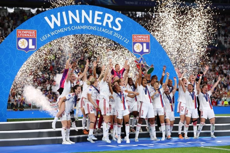 LIGA DOS CAMPEÕES DA EUROPA DE FUTEBOL FEMININO. FINAL. JOGO ÚNICO. PARTIDA ÚNICA. LYON. FRANÇA. CAMPEÃO. OCTACAMPEÃO. 2011. 2012. 2016. 2017. 2018. 2019. 2020. 2022. TEMPORADA 2021/2022. BARCELONA. ESPANHA. VICE-CAMPEÃO.