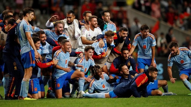 LIGA DAS NAÇÕES. UEFA. UNIÃO DAS ASSOCIAÇÕES EUROPEIAS DE FUTEBOL. FASE DE GRUPOS. GRUPO 2. SEXTA RODADA. LIGA A. ESPANHA. 11 PONTOS. CLASSIFICADO. PRIMEIRO LUGAR. PORTUGAL. 10 PONTOS. SEGUNDO LUGAR. ELIMINADO.