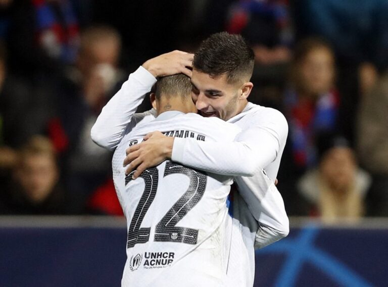 LIGA DOS CAMPEÕES DA EUROPA. FASE DE GRUPOS. GRUPO C. SEXTA RODADA. BARCELONA. ESPANHA. 7 PONTOS. TERCEIRO LUGAR. CLASSIFICADO PARA A LIGA EUROPA. VIKTORIA PLZEN. REPÚBLICA TCHECA. QUARTO LUGAR. 0 PONTO.