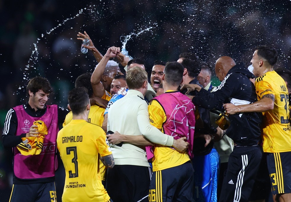 LIGA DOS CAMPEÕES DA EUROPA. TEMPORADA 2022. 2023. FASE DE GRUPOS. GRUPO H. SEXTA RODADA. BENFICA. PORTUGAL. 14 PONTOS. PRIMEIRO COLOCADO. CLASSIFICADO PARA AS OITAVAS DE FINAL. MACCABI HAIFA. ISRAEL. 3 PONTOS. ELIMINADO.