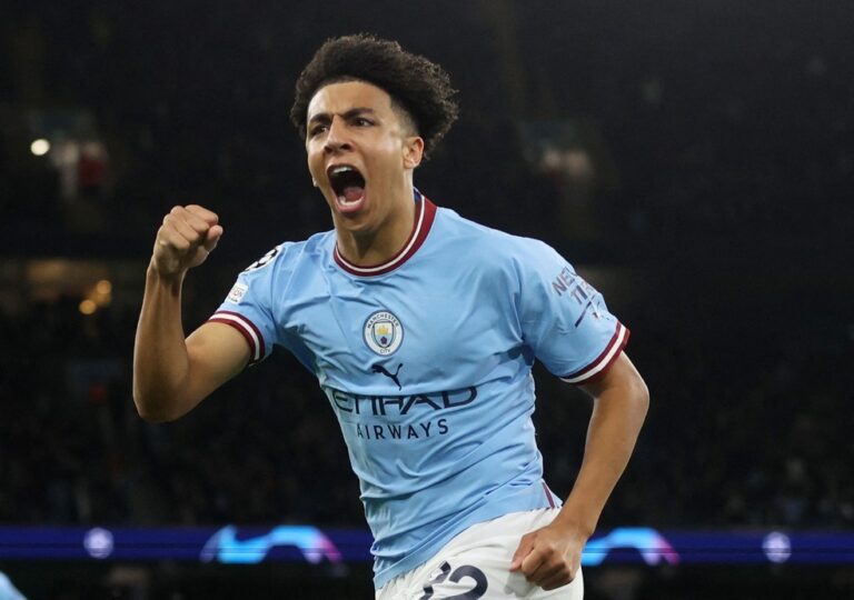 LIGA DOS CAMPEÕES DA EUROPA. TEMPORADA. 2022. 2023. SEXTA RODADA. FASE DE GRUPOS. GRUPO G. MANCHETSER CITY. INGLATERRA. 14 PONTOS. CLASSIFICADO PARA OITAVAS DE FINAL. PRIMEIRO COLOCADO. VALÊNCIA. ESPANHA. CLASSIFICADO PARA A LIGA EUROPA. 5 PONTOS. TERCEIRO COLOCADO.