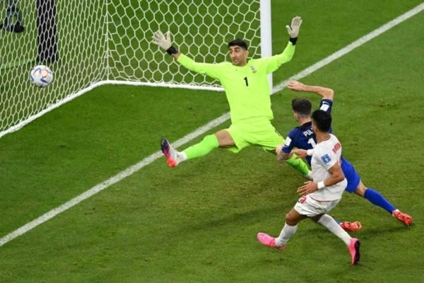 COPA DO MUNDO DE 2022. PRIMEIRA FASE. TERCEIRA RODADA. ÚLTIMA RODADA. GRUPO B. INGLATERRA. PRIMEIRO COLOCADO. CLASSIFICADO. 7 PONTOS. ESTADOS UNIDOS. SEGUNDO LUGAR. 5 PONTOS. CLASSIFICADO. IR.A TERCEIRO LUGAR. 3 PONTOS. ELIMINADO. PAÍS DE GALES. ELIMINADO. QUARTO LUGAR. 1 PONTO.