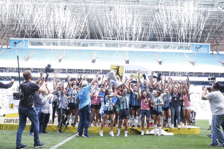 CAMPEONATO GAÚCHO DE FUTEBOL FEMININO DE 2022. JOGO DE VOLTA. SEGUNDA PARTIDA. GRÊMIO-RS. CAMPEÃO. INTERNACIONAL-RS. VICE-CAMPEÃO. GRÊMIO-RS. TETRACAMPEÃO. 2000. 2001. 2018.2022.