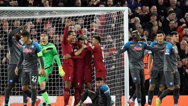 LIGA DOS CAMPEÕES DA EUROPA. TEMPORADA 2022. 2023. FASE DE GRUPOS. GRUPO A. SEXTA RODADA. LIVERPOOL. INGLATERRA. SEGUNDO LUGAR. 12 PONTOS. 5 VITÓRIAS. +11 GOLS DE SALDO. NAPOLI. ITÁLIA. PRIMEIRO LUGAR. 5 VITÓRIAS. +14 GOLS DE SALDO. 15 PONTOS.