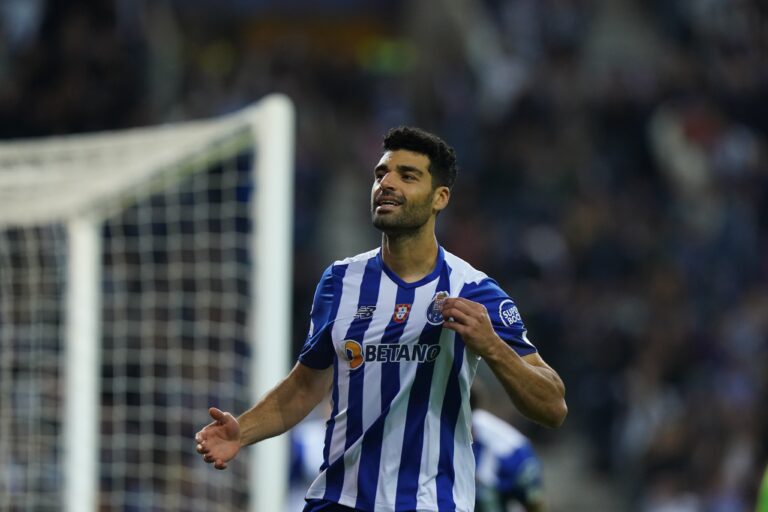 LIGA DOS CAMPEÕES DA EUROPA. TEMPORADA 2022. 2023. FASE DE GRUPOS. GRUPO B. SEXTA RODADA. PORTO. PORTUGAL. PRIMEIRO LUGAR. 12 PONTOS. CLASSIFICADO PARA AS OITAVAS DE FINAL. ATLÉTICO DE MADRID. ESPANHA. ELIMINADO DAS COMEPTIÇÕES EUROPEIAS. 5 PONTOS. QUARTO LUGAR.