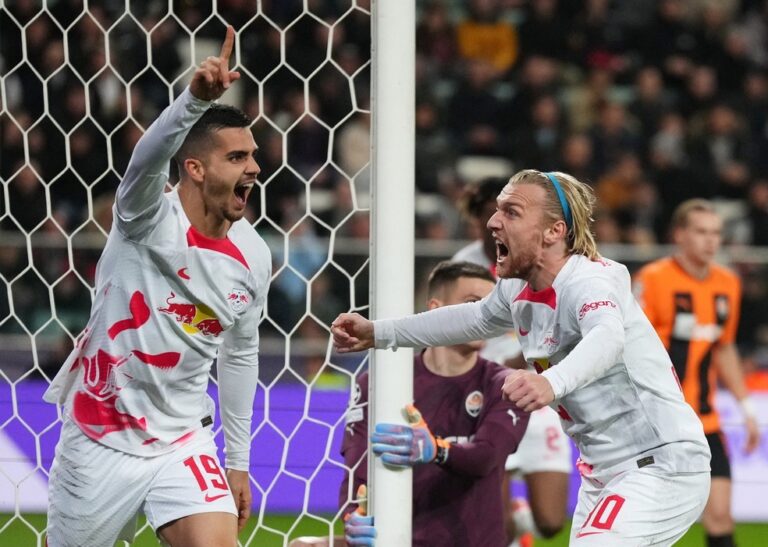 LIGA DOS CAMPEÕES DA EUROPA. TEMPORADA 2022. 2023. FASE DE GRUPOS. GRUPO F. SEXTA RODADA. RASENBALLSPORT. ALEMANHA. CLASSIFICADO PARA AS OITAVAS DE FINAL. SEGUNDO LUGAR. 12 PONTOS. SHAKHTAR DONETSK. TERCEIRO LUGAR. 6 PONTOS. CLASSIFICADO PARA LIGA EUROPA.