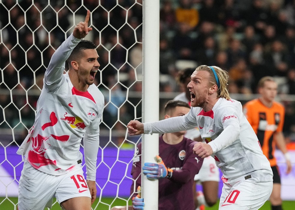 LIGA DOS CAMPEÕES DA EUROPA. TEMPORADA 2022. 2023. FASE DE GRUPOS. GRUPO F. SEXTA RODADA. RASENBALLSPORT. ALEMANHA. CLASSIFICADO PARA AS OITAVAS DE FINAL. SEGUNDO LUGAR. 12 PONTOS. SHAKHTAR DONETSK. TERCEIRO LUGAR. 6 PONTOS. CLASSIFICADO PARA LIGA EUROPA.