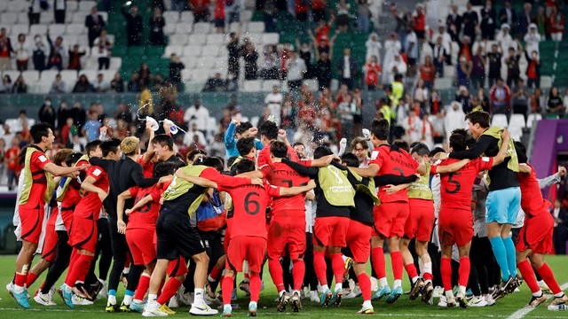 COPA DO MUNDO DE 2022. PRIMEIRA FASE. TERCEIRA RODADA. GRUPO H. PORTUGAL. PRIMEIRO COLOCADO. 6 PONTOS. CLASSIFICADO. COREIA DOS UL. 4 PONTOS. SEGUNDO COLOCADO. CLASSIFICADO. 1 VITÓRIA. 0 GOL DE SALDO. 4 GOLS PRÓ. URUGUAI. TERCEIRO COLOCADO. 4 PONTOS. 1 VITÓRIA. 0 GOL DE SALDO. 2 GOLS PRÓ. ELIMINADO. GANA. QUARTO LUGAR.ELIMINADO. 3 PONTOS.