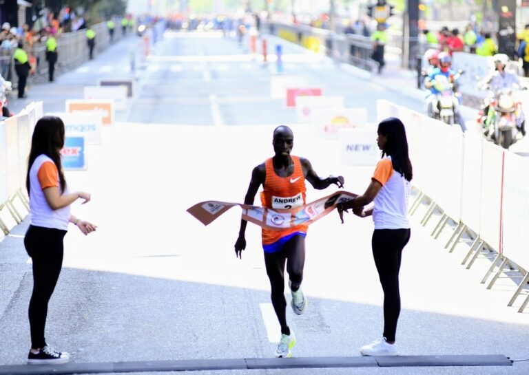 ANDREW KWEMOI. UGANDA. VENCEDOR NO MASCULINO. CATHERINE RELINE. QUÊNIA. VENCEDOR NO FEMININO.