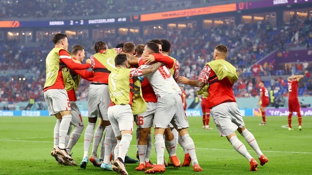 COPA DO MUNDO DE 2022. PRIMEIRA FASE. TERCEIRA RODADA. GRUPO G. BRASIL. PRIMEIRO COLOCADO. CLASSIFICADO. 6 PONTOS. 2 VITÓRIAS. +2 GOLS DE SALDO. SUÍÇA. SEGUNDO COLOCADO. CLASSIFICADO. 6 PONTOS. +1 GOL DE SALDO. CAMARÕES. TERCEIRO COLOCADO. 4 PONTOS. ELIMINADO. SÉRVIA. QUARTO COLOCADO. 1 PONTO. ELIMINADO.