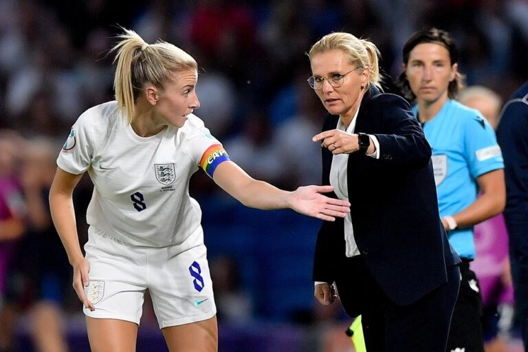 SARINA WIEGMAN. INGLATERRA. HOLANDA. MELHOR TREINADORA.