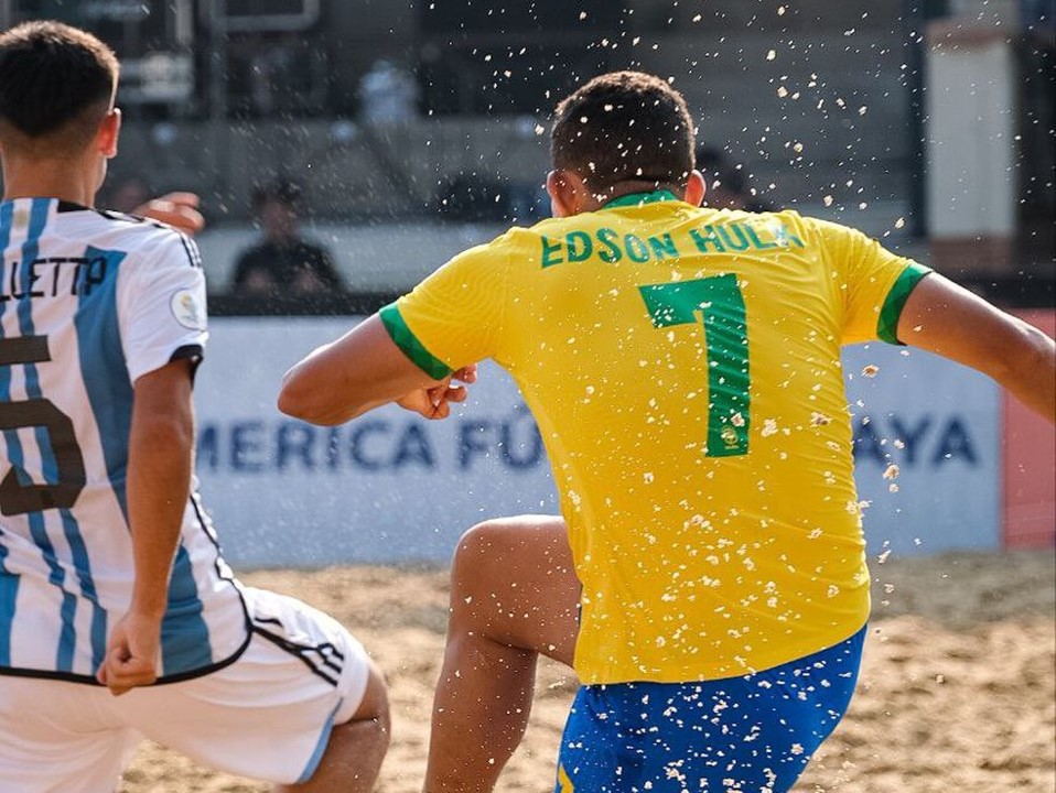 COPA AMÉRICA DE FUTEBOL DE AREIA DE 2023. PRIMEIRA FASE. GRUPO A. BRASIL. PRIMEIRO LUGAR. 12 PONTOS. CLASSIFICADO. ARGENTINA. SEGUNDO LUGAR. CLASSIFICADO. 8 PONTOS. URUGUAI. TERCEIRO LUGAR. 6 PONTOS. ELIMINADO. PERU. QUARTO LUGAR. 3 PONTOS. ELIMINADO. EQUADOR. QUINTO LUGAR. 0 PONTO. ELIMINADO. GRUPO B. COLÔMBIA. PRIMERO LUGAR. 9 PONTOS. CLASSIFICADO. PARAGUAI. SEGUNDO LUGAR. 9 PONTOS. CLASSIFICADO.CHILE. TERCEIRO LUGAR. 6 PONTOS. ELIMINADO. BOLÍVIA. QUARTO LUGAR. 6 PONTOS. ELIMINADO. VENEZUELA. QUINTO LUGAR. ELIMINADO. 0 PONTO.